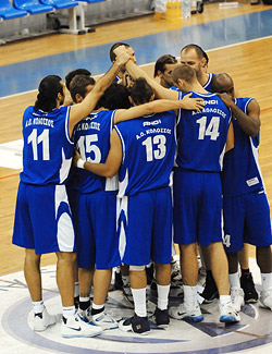 Ολα για την πρώτη νίκη...