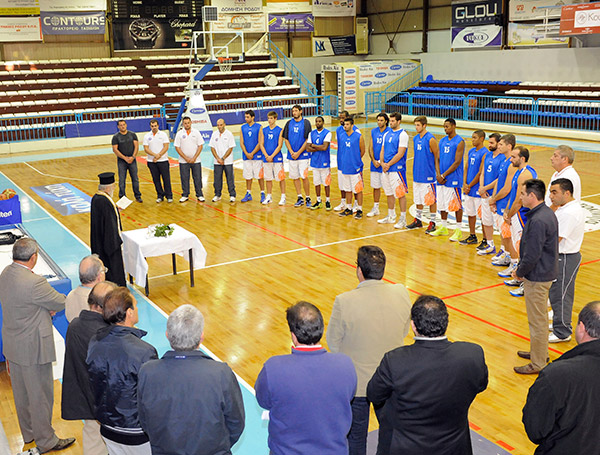 Με τις ευχές της εκκλησίας